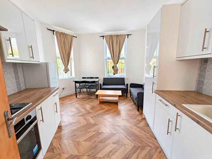 4 Bedroom Flat To Rent In High Road, Leytonstone, E11