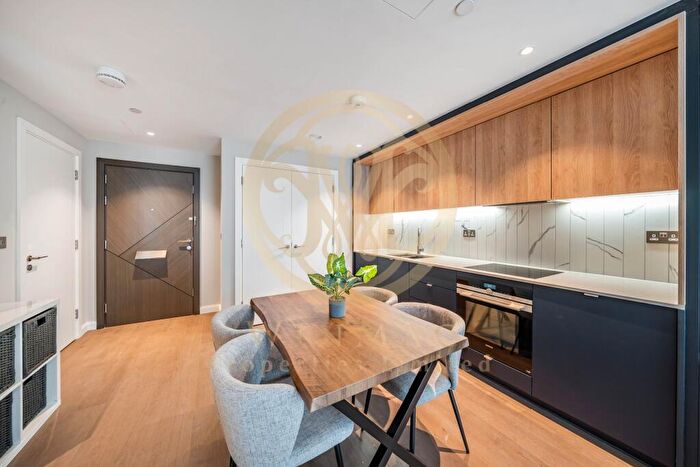 Flat To Rent In Gasholder Place, London, SE11