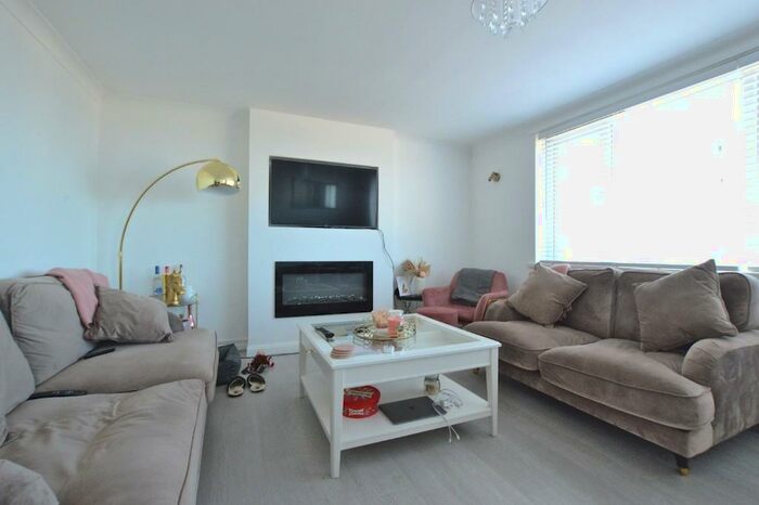 3 Bedroom Duplex To Rent In Bembridge Drive, Hayling Island, Hampshire, PO11