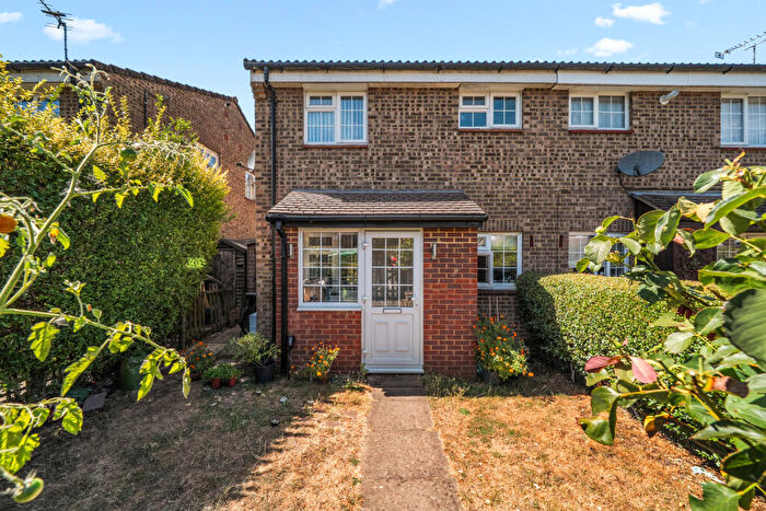 1 Bedroom Semi-Detached House For Sale In Hazelbank Road, Chertsey, KT16