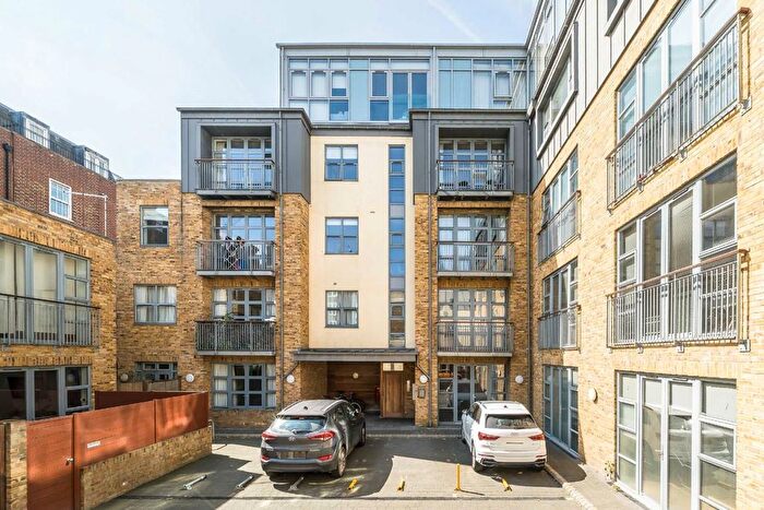 3 Bedroom Flat To Rent In Corben Mews, Clapham, SW8
