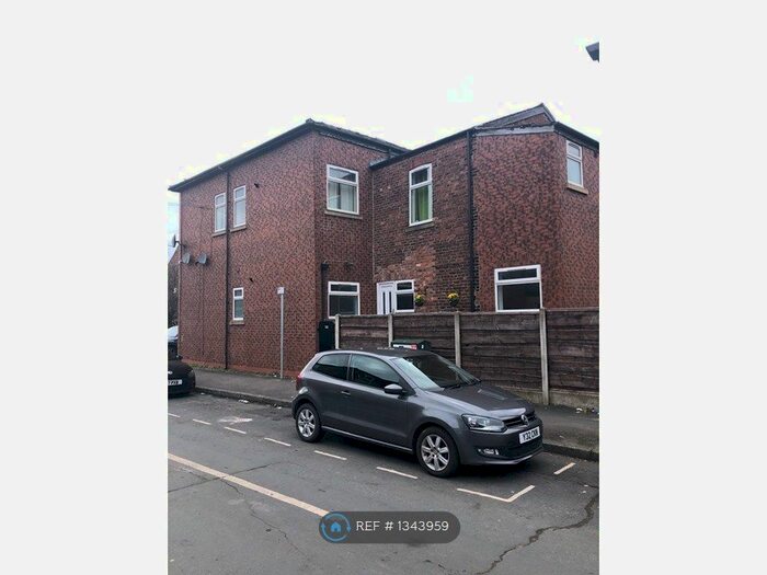 2 Bedroom Flat To Rent In Shaw Heath, Stockport, SK2