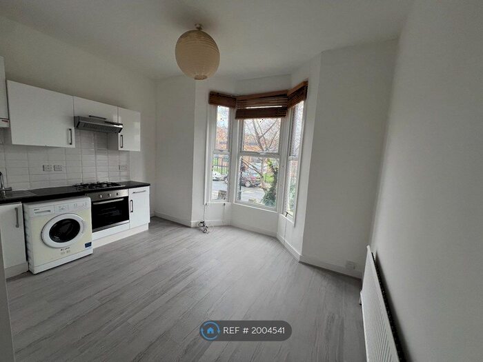 3 Bedroom Flat To Rent In Downs Park Road, London, E8
