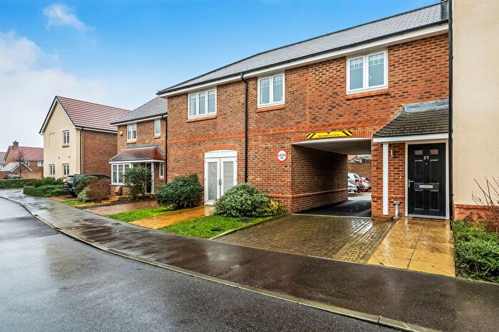 2 Bedroom Flat For Sale In Hailwood Drive, Edenbridge, Kent, TN8