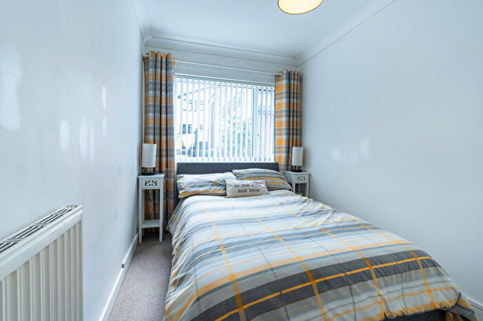 2 Bedroom Flat For Sale In Northcliffe Drive, Penarth, CF64