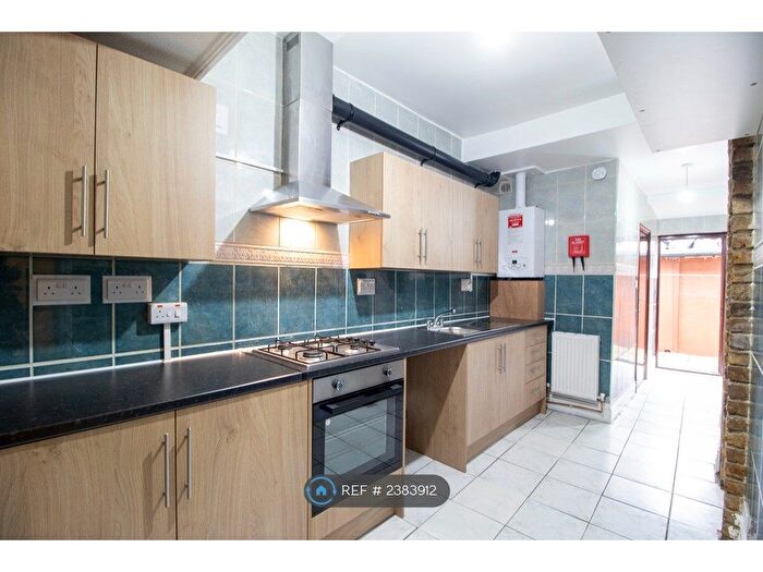 2 Bedroom Flat To Rent In Hickling Road, Ilford, IG1