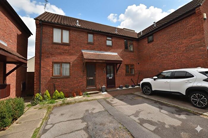 2 Bedroom Mews For Sale In Hallowell Down, South Woodham Ferrers, CM3