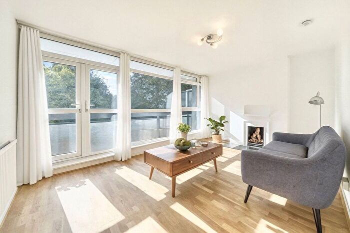 2 Bedroom Flat To Rent In Exford Court, Bolingbroke Walk, London, SW11