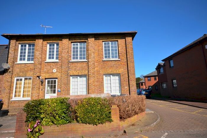 2 Bedroom Flat To Rent In Windsor Lane, Burnham, Slough SL1