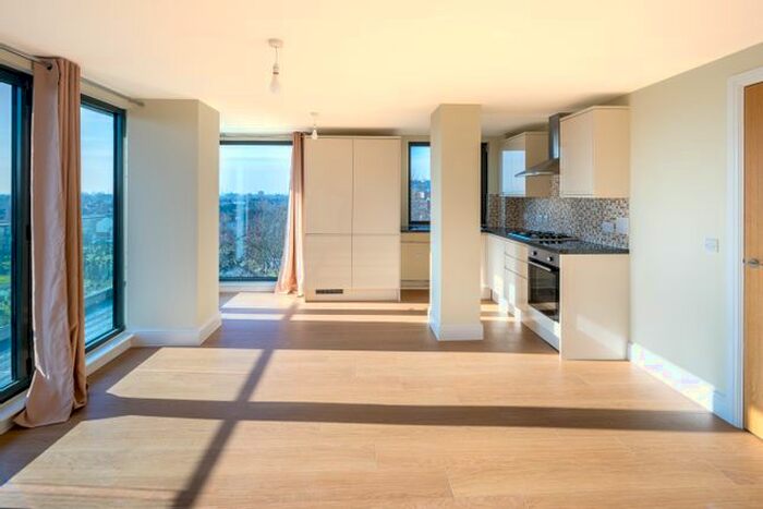 3 Bedroom Flat To Rent In High Road, Ilford, IG1