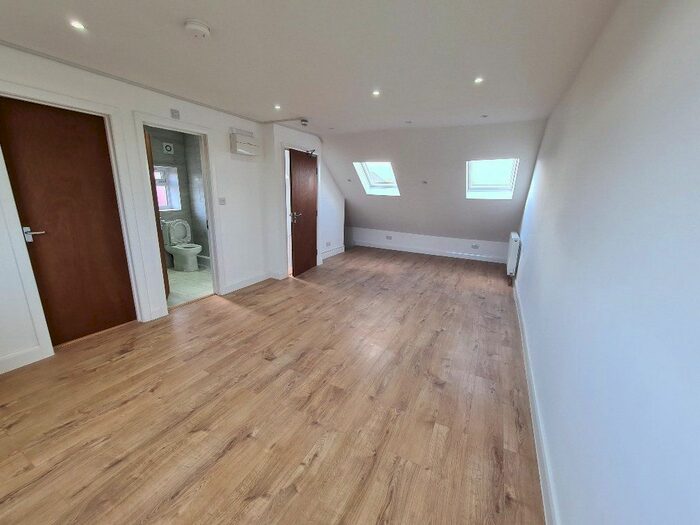 Studio To Rent In The Loning, London NW9