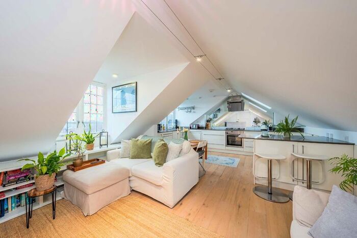 2 Bedroom Flat To Rent In The Gateways, Park Lane, Richmond, TW9