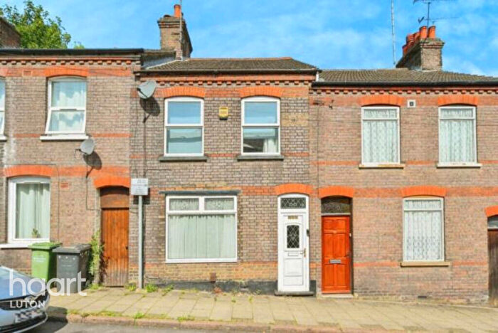 3 Bedroom Terraced House For Sale In Ashton Road, Luton, LU1