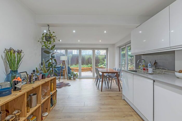 2 Bedroom Flat To Rent In Camden Road, London, N7