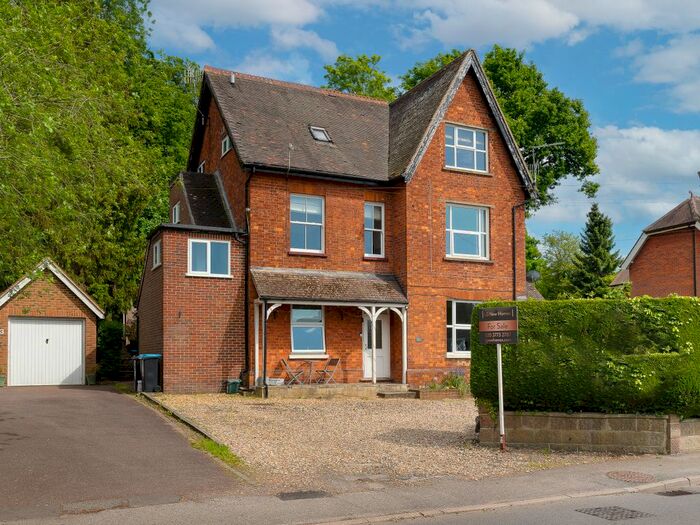1 Bedroom Flat For Sale In Mid Street, Redhill, RH1