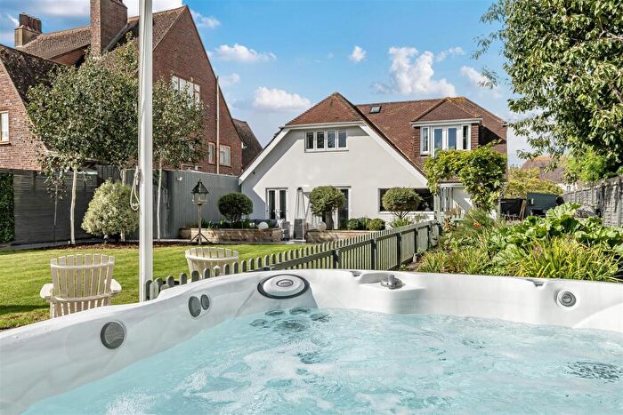 4 Bedroom Detached House For Sale In East Close, Middleton-On-Sea, PO22