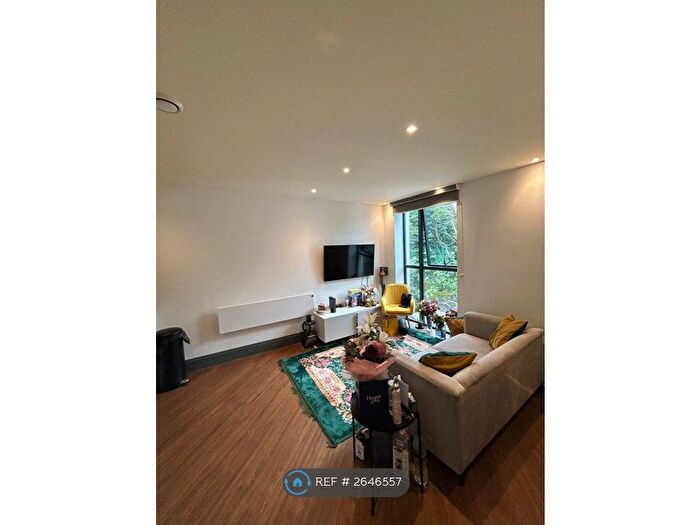 2 Bedroom Flat To Rent In Great Minster House, Leeds, LS18