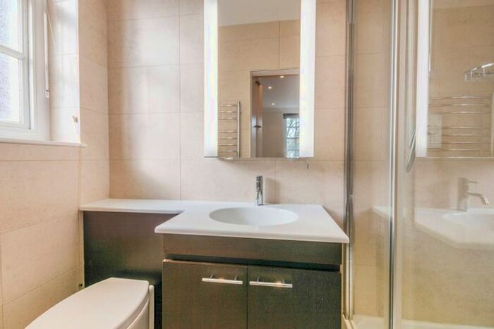 3 Bedroom Flat To Rent In Avenue Road, St John's Wood, London, NW8