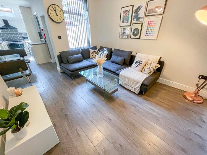 6 Bedroom Terraced House To Rent In Ridley Road, L6