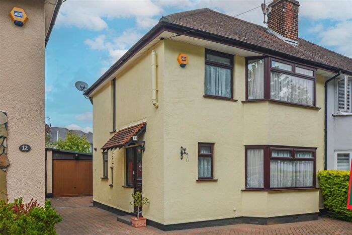 3 Bedroom Semi-Detached House For Sale In Warescot Close, Brentwood, CM15