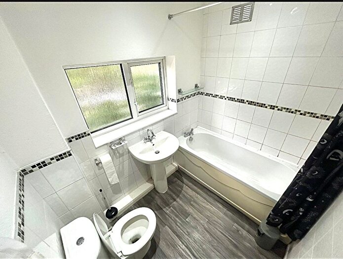 2 Bedroom Flat To Rent In Carhampton Road, Sutton Coldfield, B75