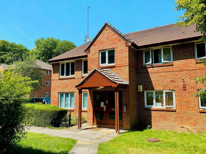2 Bedroom Apartment To Rent In Tilebarn Close, Henley-On-Thames, RG9