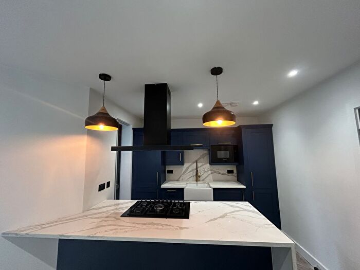 3 Bedroom Flat To Rent In Fairview Road, London, SW16