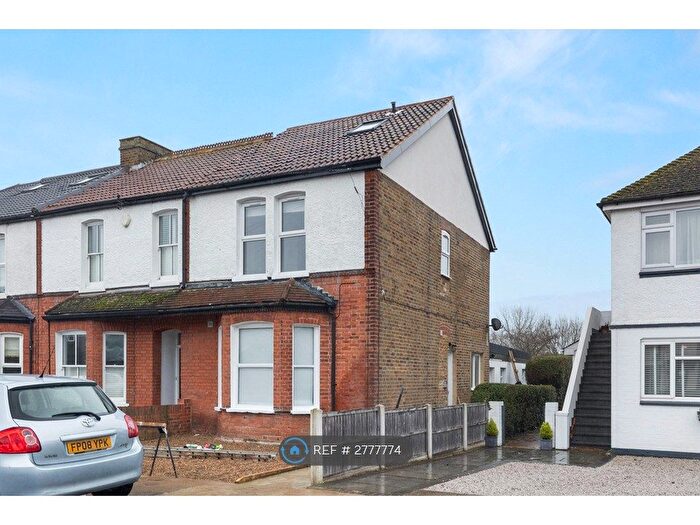 Studio To Rent In Old Charlton Road, Shepperton, TW17