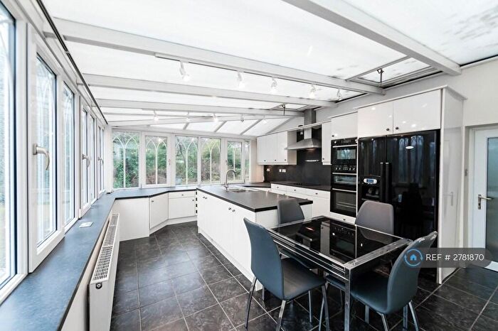 3 Bedroom Flat To Rent In Woodlands Drive, Rawdon, Leeds, LS19