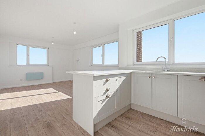 2 Bedroom Flat For Sale In Broadway West, Leigh-On-Sea, SS9