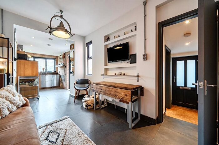 1 Bedroom Semi-Detached House For Sale In Ladysmith Road, Enfield, EN1