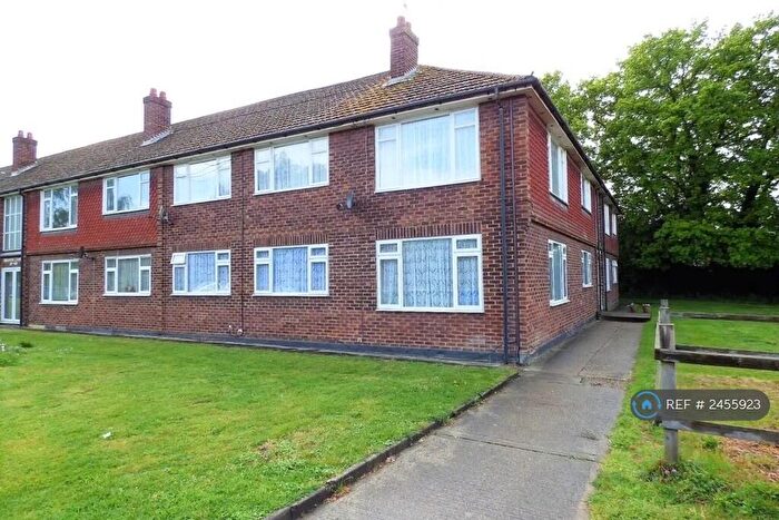 3 Bedroom Flat To Rent In Anchor Meadow, Farnborough, GU14