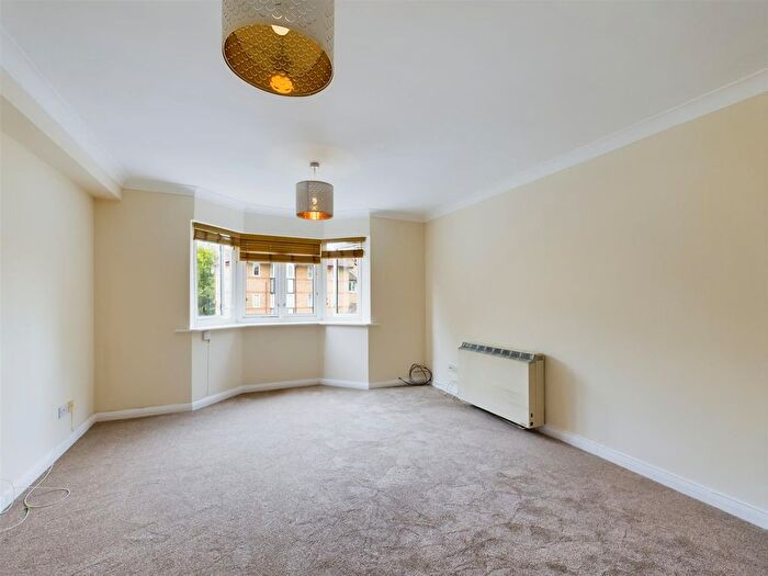 2 Bedroom Flat To Rent In Varsity Drive, Twickenham, TW1