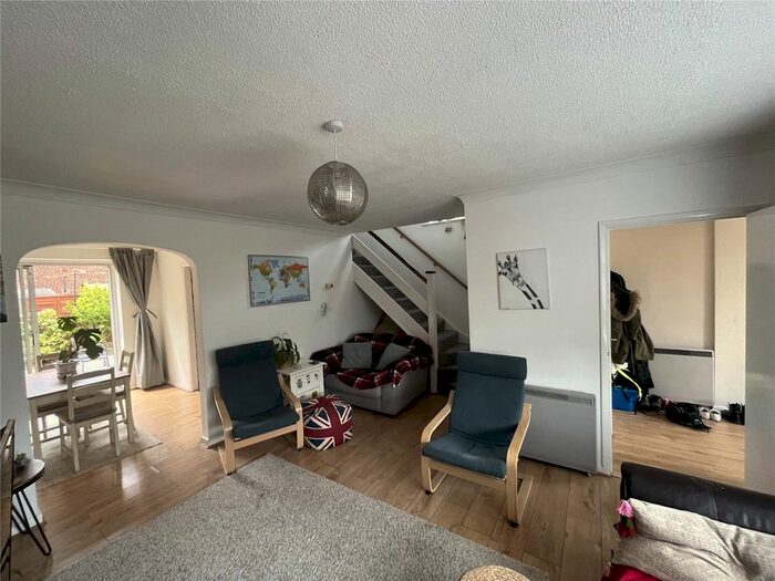 3 Bedroom Semi-Detached House For Sale In Woolwich Road, London, SE2