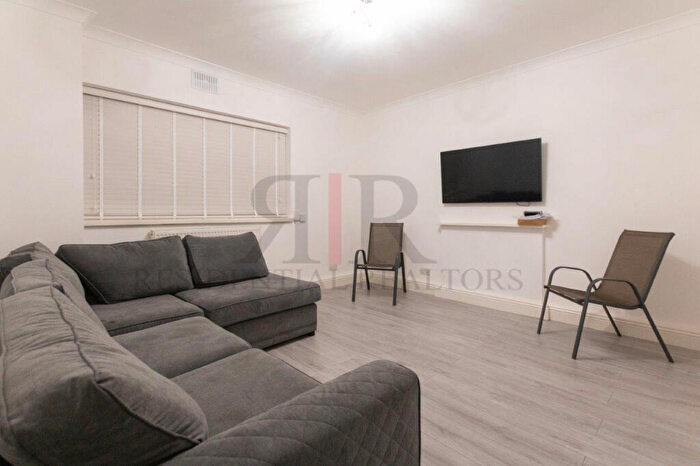 2 Bedroom Apartment To Rent In Canton Street, London, E14