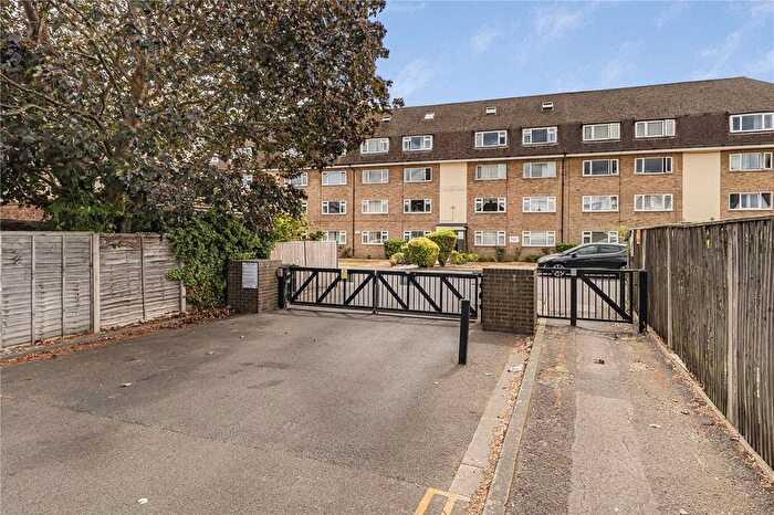 2 Bedroom Flat For Sale In Charter Court, Linden Grove, New Malden, KT3