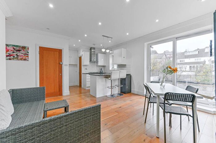 2 Bedroom Flat For Sale In Brighton Road, South Croydon, CR2