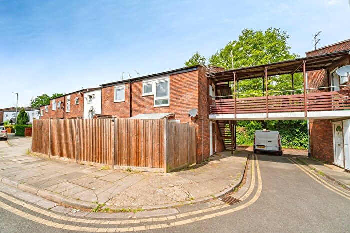 2 Bedroom Maisonette For Sale In Braybourne Close, Uxbridge, UB8
