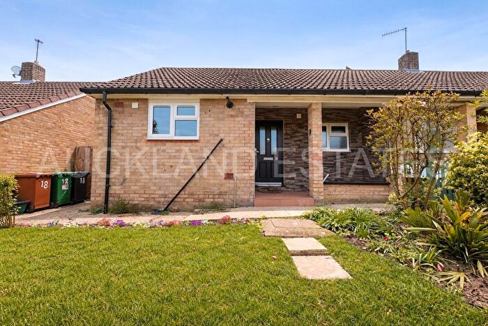 2 Bedroom Semi-Detached Bungalow For Sale In Gregory Avenue, Potters Bar, EN6