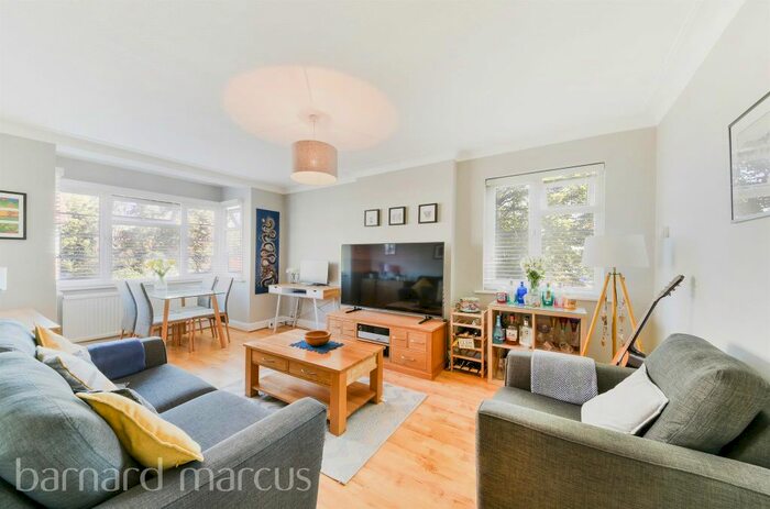 3 Bedroom Flat To Rent In Hook Road, Surbiton KT6