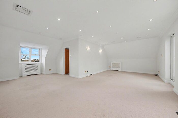2 Bedroom Flat For Sale In Gills Hill, Radlett, WD7