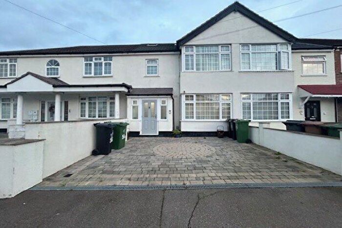 2 Bedroom Flat To Rent In Edward Avenue, London, E4