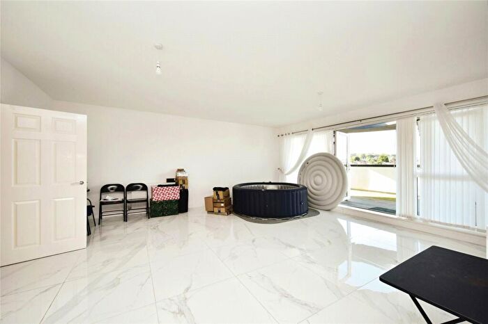 2 Bedroom Flat For Sale In Tovil, Maidstone, Kent, ME15