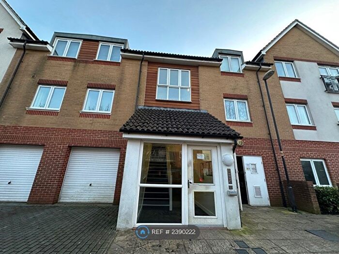 2 Bedroom Flat To Rent In Hollybrook Park, Bristol, BS15