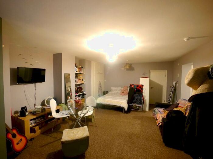 Studio To Rent In Flat, Moorland Road, LS6