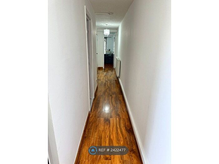 3 Bedroom Semi-Detached House To Rent In Braid Square, Glasgow, G4