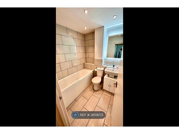 1 Bedroom Flat To Rent In Phoenix Place, Staines-Upon-Thames, TW18