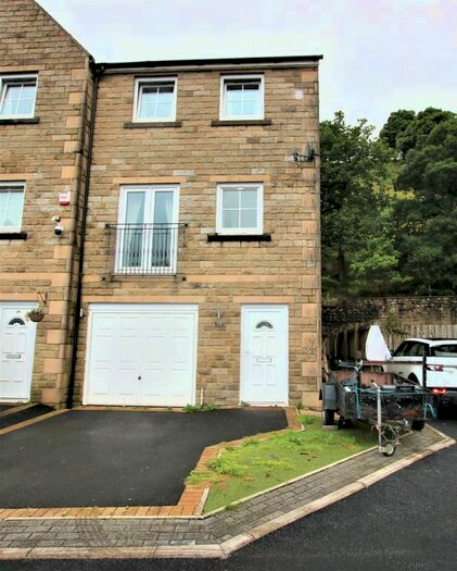 4 Bedroom Town House To Rent In Ivy Place, Todmorden, OL14