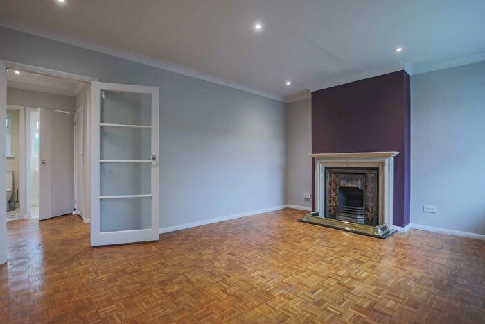 2 Bedroom Flat To Rent In Cambridge Park, Twickenham, TW1