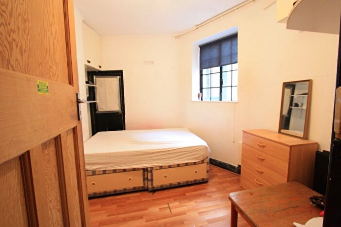3 Bedroom Terraced House To Rent In Elias Place, London, SW8